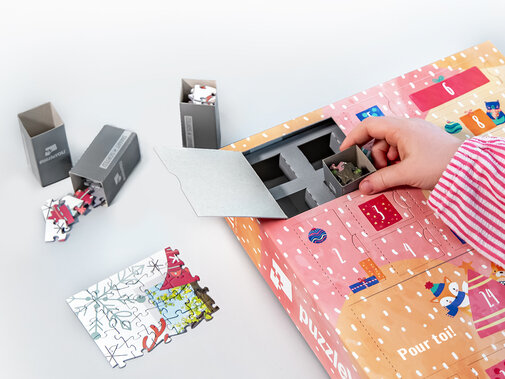 Puzzle pêle-mêle avec 24 photos et boîte de Noël